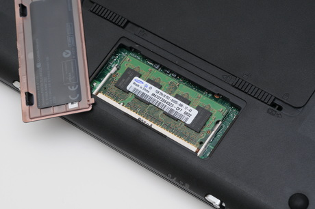 メモリは一般的なSO-DIMMのDDR2。フタの後ろには誘電性の塗装が施されている。
