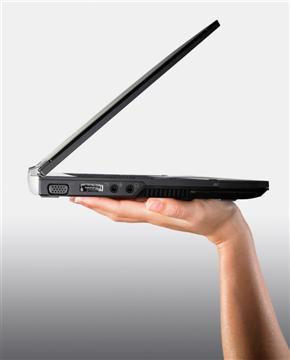 　この写真からは、「Dell Latitude E4200」がいかに小さいかがわかる。Latitudeシリーズはマイカ仕上げのメタル色、レガッタブルー、リーガルレッド、クォーツピンク、マッテブラックの5色から選べる。