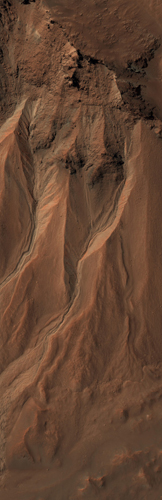 　HiRISEの完全な画像はすべて、細長い長方形の写真で、通常、幅は約6kmの範囲をカバーしており、長さは幅の2倍から4倍の距離をカバーする。NASAによると、このヘイルクレーター地域の細長い視野は、幅約1kmの領域をカバーしているという。