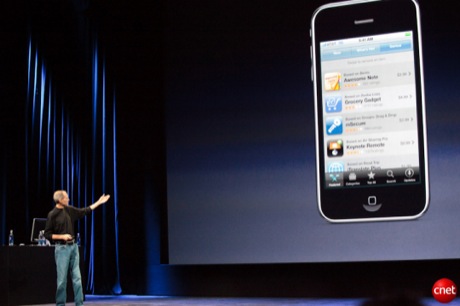 　iPhone OS 3.1を発表するSteve Jobs氏。