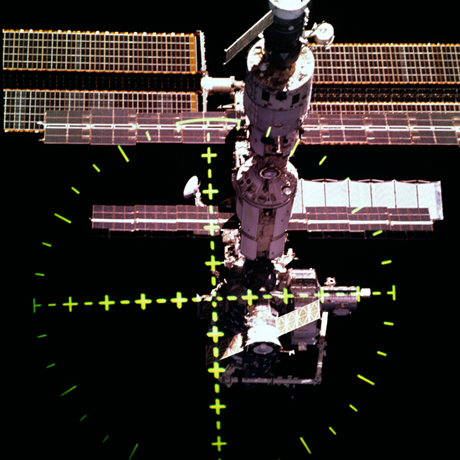 　2001年8月、ISSとの切り離し作業中、スペースシャトルDiscoveryの搭乗員光学アラインメントシステム（crew optical alignment system：COAS）に表示された十字型マーカ。
