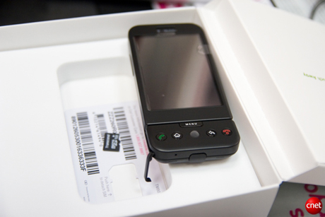 　Android搭載携帯端末「T-Mobile G1」が米国時間10月21日、サンフランシスコのT-Mobileショップで先行発売された。