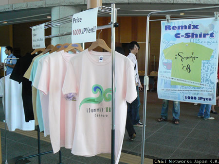 　こちらはCCライセンス下でオリジナルTシャツをつくろうという試み。1枚1000円でTシャツが作れるため、多くの来場者が記念にTシャツを作っていた。