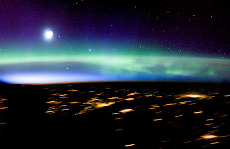　フィンランド、ロシア、エストニア、ラトビアを上空を照らすオーロラ。2005年撮影。