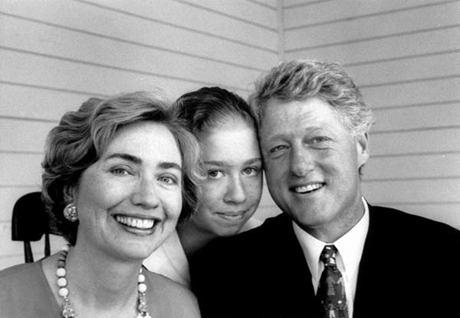 　Bill Clinton米大統領、Hillary Rodham Clinton夫人、娘のChelseaさん。1993年8月撮影。