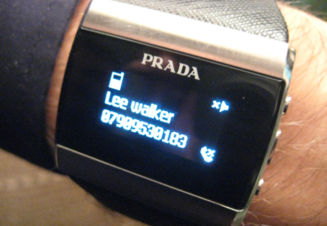 　別売りの腕時計型端末「PRADA Link」。Bluetooth経由で新型PRADA Phoneと接続され、着信があることやテキストメッセージの内容を表示してくれる。応答の拒否なども使え、テキストメッセージは全文表示できる。