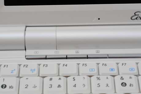 左から、バックライトOFFボタン、解像度切り替えボタン、設定可能なソフトウェアボタンが2つ。