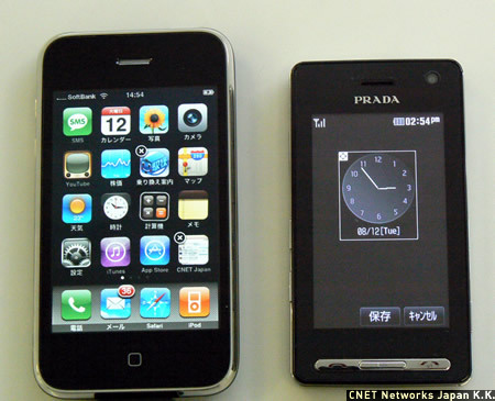 　ちなみに、iPhoneのメニューアイコンと、PRADA Phoneの待ち受け画面の時計は移動可能。iPhoneの場合はアイコンを長押しすると各アイコンが揺れだし、並べ替えや削除（×印の付いたもののみ）が可能になる。PRADA Phoneの場合は時計を長押しすると左上に方向を示す矢印が表示され、好きな場所に置けるようになる。
