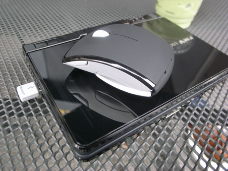 　写真のPCは富士通のLOOX U。超小型で、幅171mm×奥行135mmのもの。Arc Mouseの組み合わせは便利。このPCに限らず、ネットブックとは相性がよさそうだ。