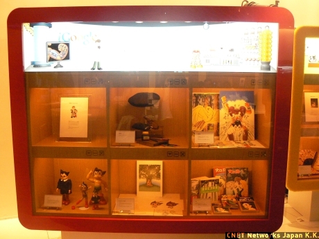 手塚治虫氏のコーナーは鉄腕アトムでいっぱいだ。フィギュアや、愛用した文房具などが展示されている。