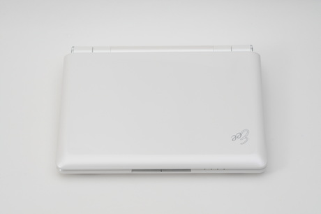 　Eee PC 1000H-Xは、艶ありのパールホワイトの塗装だ。パールをちりばめたキラキラ感がある。