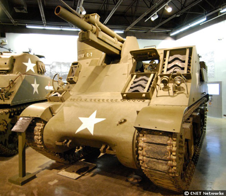 　「M7B2」105mm自走榴弾砲は、第二次世界大戦時の米軍の戦車で、「Priest」という名前で知られている。乗員は7名で、「M2A1」105mmライフル榴弾砲1丁と「M2 HB」50口径重機関銃1丁の両方が搭載されていた。重量は5万600ポンド（約23t）で、175ガロン（約662.4L）のガソリンを給油でき、最高速度は時速25マイル（約40.2km）で、航続距離は120マイル（約193.1km）だった。