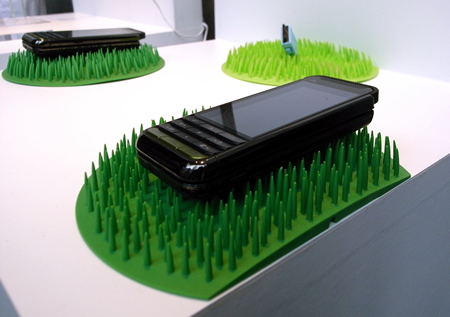 　机の上に携帯電話の置き場所を作るための芝生型ホルダー「turf」。携帯電話が置きやすいよう、中央はわずかにくぼんでいる。デザインを手がけたのはデザインプロジェクト「参（MILE）」。