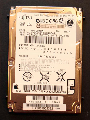 　2003年初めに流通したこのiBook G3には、40Gバイトのハードディスクが搭載されていた。型番MHS2040ATのこのディスクは2003年5月にタイで製造された。