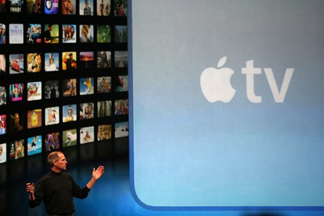 　Jobs氏はこれまでiTVと呼ばれていたものを披露した。正式名称は「Apple TV」になるという。Apple TVには無線通信を介して、PCやMacからコンテンツを転送することができる。