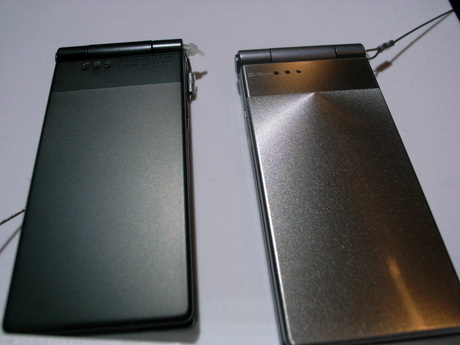 　左がカメラレスExtreme Slimケータイ、「P-05A」。スペックはP-04Aとほぼ同じ。発売は、2009年2〜3月を予定している。右がカメラありのP-04Aだ。P-05AのカラーはBLACKのみ。