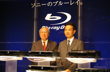 発表会には、ソニーマーケティング代表取締役執行役員副社長の栗田伸樹氏（左）とソニー業務執行役員SVPオーディオ・ビデオ事業本部本部長根本章二氏（右）が登場した。

根本氏は「2011年の地上アナログ放送終了に伴い、画質の評価基準がデジタルハイビジョン、Blu-ray画質へと変化する」とし、栗田氏は「テレビの大画面化により、高画質需要は高まる。高画質回路『CREAS』（クリアス）は市場の期待に応えるもの」と話した。