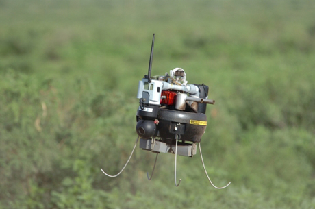 　MAVの拡大写真。円形の黒いハウジングに搭載されたダクトファンシステムを使って、垂直離着陸、ホバリングを行うことができる。自律的に、あるいは遠隔操作で飛行でき、搭載されたカメラシステムにより、小隊での偵察、監視、目標捕捉任務を支援できる。