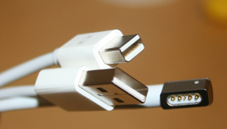 　ケーブル。Mini DisplayPort、MagSafe電源コード、USBコネクタが1本になっている。