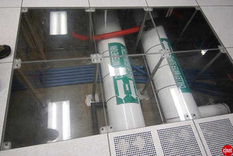 　Cray X1Eは大量の電力を消費するため、スーパーコンピュータの床下に設置された16インチ（約40.6cm）の配管から送られる液体で冷却する必要がある。