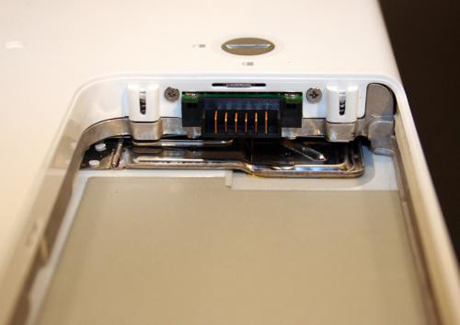 　バッテリコンパートメント内にあるこれらのプラスねじは、iBookを分解するために取り外す必要がある多くの締め金具の一部だ。