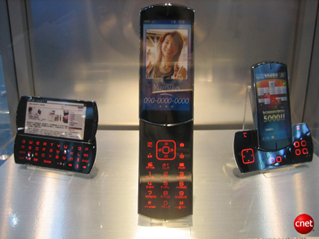 　日本では携帯電話が生活の中で欠かせない存在になっている。そんな日本で催されている「CEATEC JAPAN 2008」の会場に、デザイン性に優れた、最先端をゆく携帯電話のコンセプトモデルが展示されていても不思議ではない。従来の携帯電話の形状とは異なる、興味深いデザインのモデルも見受けられた。

　写真の端末は、ディスプレイとキーボードが分離する、富士通製のコンセプトモデル。上下のパーツは、磁石でくっつく仕組み。好みに応じて縦向き、横向きなど自在に接続できる。このモデルはNTTドコモ、富士通のブースに展示されていた。