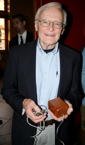 　Engelbart氏のAugmentation Research CenterのメンバーだったBill English氏。手にしているのは、同氏が1960年代に作成した木彫りのマウス。