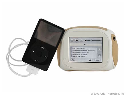 　iPodとも連携する。iPodとChumbyをつなげば、タッチスクリーンで操作できる外部スピーカに早変わりだ。