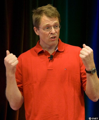 　Lars Bak氏は、ウェブページ内にあるJavaScriptプログラム用の実行エンジンである「V8」に関連するチームを指揮した。「われわれは、これから先々のウェブアプリケーションも処理することが可能なエンジンを設計したかった」と述べ、そのため、Googleは「まったく新しいエンジンを開発することを決めた。新エンジンは、そのほかのブラウザよりも何倍も速くJavaScriptを実行することができる」と語った。
