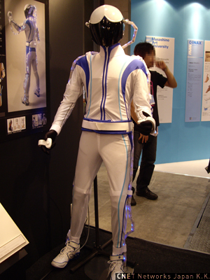 人体模型？　ロボット？　はたまた宇宙服？と想像力をかきたてられるのは、大阪芸術大学デザイン学科ブースに展示されていた「FLEXIBLE SENSOR TUBE」（フレキシブル センサー チューブ）という名のウェアラブルコントロールスーツ。頭、肩、腕、足などに張り巡らせたフレキシブル センサー チューブを動かすことで、ロボットや工作機器等を遠隔操作できるという。