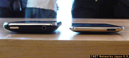 　こちらは端末上部。スリープボタンの位置がiPhone 3G（左）とiPod touch（右）では逆になっている。また、iPhone 3Gで上部にあったヘッドフォンジャックが、iPod touchでは下部にある。