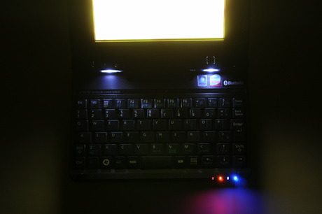 　キーボードライトを装備、暗闇でもキー操作ができる。