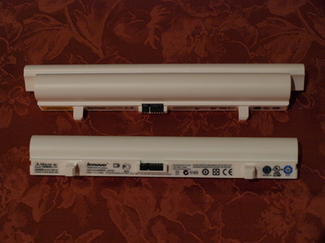 標準装備の6セルバッテリ（上）とオプションの3セルバッテリ（下）。
