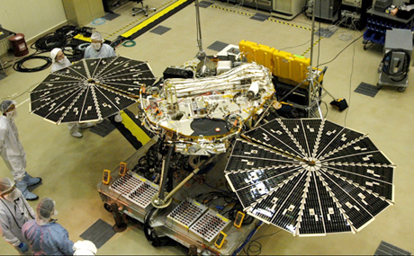 　　米航空宇宙局（NASA）は米国時間11月10日、火星探査機「Phoenix」からの通信がもはや受信されることはない、と発表した。同探査機は、5カ月以上にわたって任務を遂行した。この予期されていた出来事は、太陽電池の充電に十分な光が得られない地域で発生した。

　この画像は、2006年9月にデンバーのLockheed Martin Space Systemsで撮影された。専門家らが、試験用に2枚の太陽電池パネルを広げた状態でPhoenixを検査している。