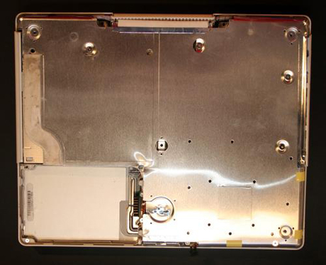 　iBookの真っ白なポリカーボネート製の底部のケーシングを取り外すと、CD/DVDドライブとマザーボードを保護している金属製シールドが現れる。