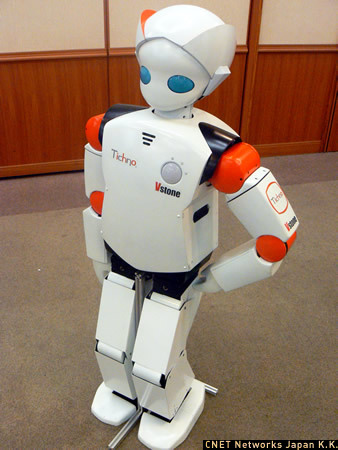 　家庭用ロボットと一口に言っても、その大きさや形はさまざまだ。こちらはヴイストンが開発した身長130cm 、体重26kgのキャラクタープラットフォームロボット「Vstone Tichno」。カスタマイズが簡単な点が特徴で、企業向けに売り込む考え。