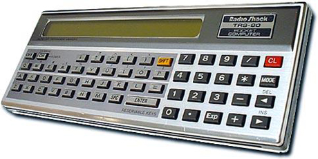 　Radio Shack Pocket Computer：ベストセラーとなり、世界中で好評を博したTRS-80を世に送り出したRadio Shackで、もう1つ「初」となるのが、この新しい「TRS-80 Computer」だ。本当のポケットサイズのコンピュータである（プログラマブル計算機ではない）。もちろん、超高性能な計算機でもある。そして、最も一般的なコンピュータ言語で、最も覚えやすいBASICを「話す」。

　この携帯型のTRS-80に備えられた驚異的な計算能力には感動するだろう。TRS-80は、数学、工学、ビジネスアプリケーションに最適だ。