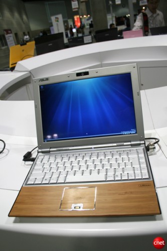 　竹を採用したASUSのノートPC。Windows 7が動いている。