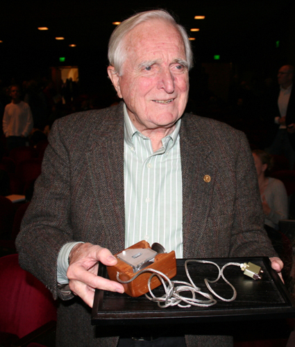 　Engelbart氏とその「旧友」。マウスは、1968年にEngelbart氏が行ったデモにおいて最も明確で分かりやすいアイテムかもしれないが、それはネットワーク化したコンピュータによって人間の知識を増大させるためのツールやプロセスを作り出すという同氏のビジョンの小さな1要素にすぎない。