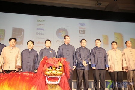 　Windows Vista発売日の1月30日に、首都であり、中国一のハイテク都市である北京で盛大なVistaの発表会が行われた。発表会ではMicrosoftのOEM担当のコーポレートバイスプレジデントScott Di Valerio氏をスペシャルゲストに呼び盛大に行われた。Scott Di Valerio氏ほかMicrosoft中国のトップが講演を行っただけでなく、Intel、AMD、Dell、東芝、ソニー、富士通、Lenovo、HPなど各社のトップが皆チャイナドレスを着て祝辞のコメントを発表するという、中国らしい販売開始イベントとなった。
