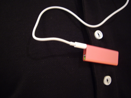 　発表会場では、アップルのスタッフが新iPod shuffleをポロシャツに付けていた。こちらはピンクモデル。