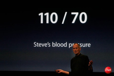 　Q&Aセッションで、Jobs氏は、自身の血圧が110の70であることを説明するスライドを表示し、聴衆の笑いを誘った。「Steveの健康については以上。（血圧が）高いと思っていたかい？もっとほかの質問をしてあげてよ」と自身について他人事のように語り、さらに笑いを誘った。