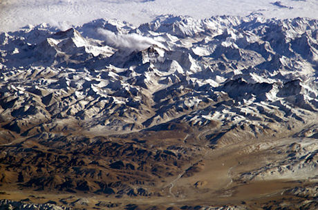 　エベレストとヒマラヤ山脈がまるで飛行機から撮影したかのように見える2004年の写真。