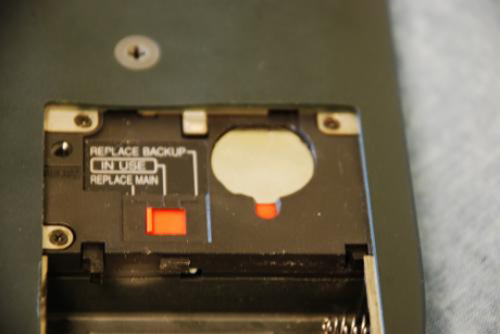 　単4電池が切れた時にNewton内のデータを保持するためのバックアップ用のリチウム電池が入っている。

　左の方に、バックアップ用電池と単4電池パックを取り外す時に使う赤いスイッチがついている。