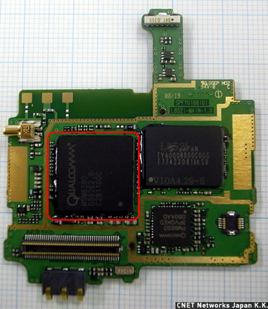 　こちらが通信基板。赤で囲んだ部分が、メインプロセッサのQualcomm製「MSM6280」だ。前述の技術者によれば、現在はミドルレンジの端末によく使われているプロセッサだという。