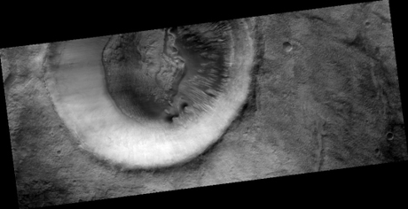 　前の「2種類の小峡谷」画像を切り抜く前の、HiRISEの完全な画像。クレーター周縁のほぼ4分の3がはっきりと見える。
