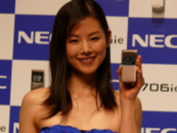 “コムズカシクない”オトナの携帯電話--N706ie発表イベントに小西真奈美さん登場