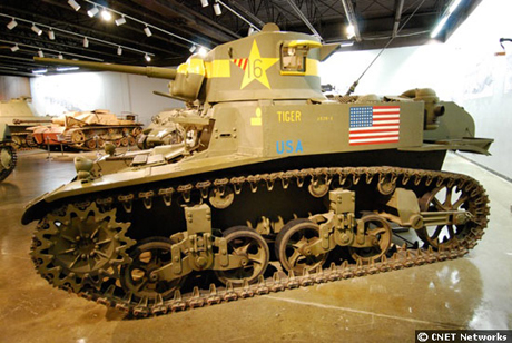 　「M3A1」軽戦車、通称「Stuart」は4人乗りだ。第二次世界大戦で活躍したこの戦車の重量は2万8500ポンド（約12.9t）で、時速36マイル（約57.9km）、航続距離は90マイル（約144.8km）だった。「M6」37mmライフル銃1丁、「M1919A4」30口径軽機関銃3丁の計4丁が搭載されていた。