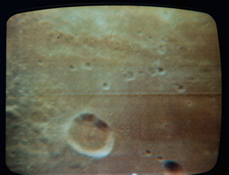 　これは、歴史的なApollo 11号の宇宙旅行中に、地球に残された人類全員が、テレビで見ることができた（それもカラーテレビで見た人もいたかもしれない）月の姿。この画像は、7月19日にApollo 11号が月の軌道を2周目に周回したときのもので、月の豊かの海が写っている。Apollo 11号の乗組員たちが地球から飛び立ったのは、その3日前にあたる7月16日だった。
