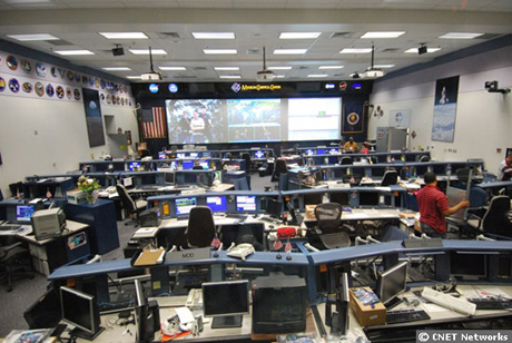 　ジョンソン宇宙センターの30号棟にある管制センター。ここからすべてのスペースシャトルのミッションが行われている。この管制室は、1995年に設立され、LinuxをベースにNASAが設計したソフトウェアを実行する最新のコンピュータが並んでいる。